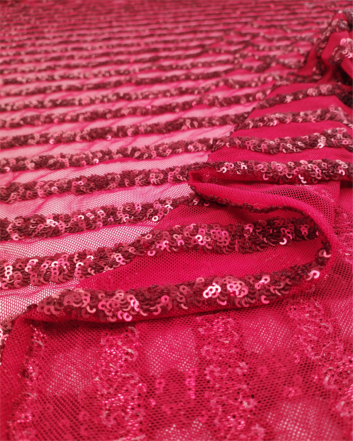 Kırmızı Renkte File Üzeri Enine Pul Payet İşlemeli Kumaş Elbiselik & Bluzluk 125x225cm
