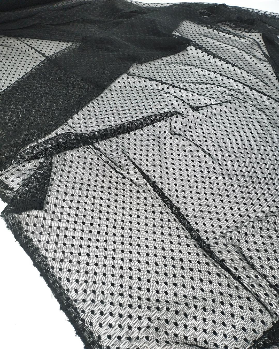 Siyah Renkte Puantiyeli Tül
 (En 140 cm x
 Boy 400 cm)
