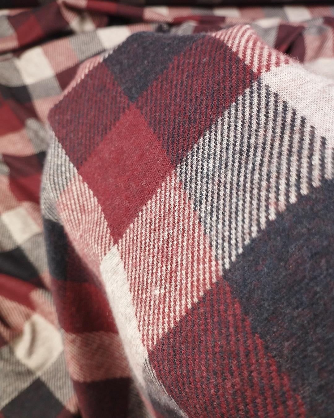 Bordo Siyah Bej Renklerde Örme Kumaş
 En: 140 cm