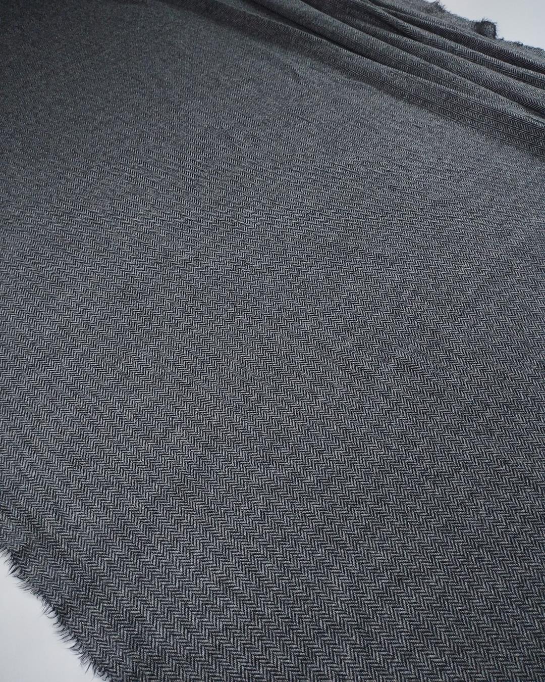 Gri Sşyah Renklerde Balıksırtı Desen Jakarlı Örme Kumaş En: 150cm