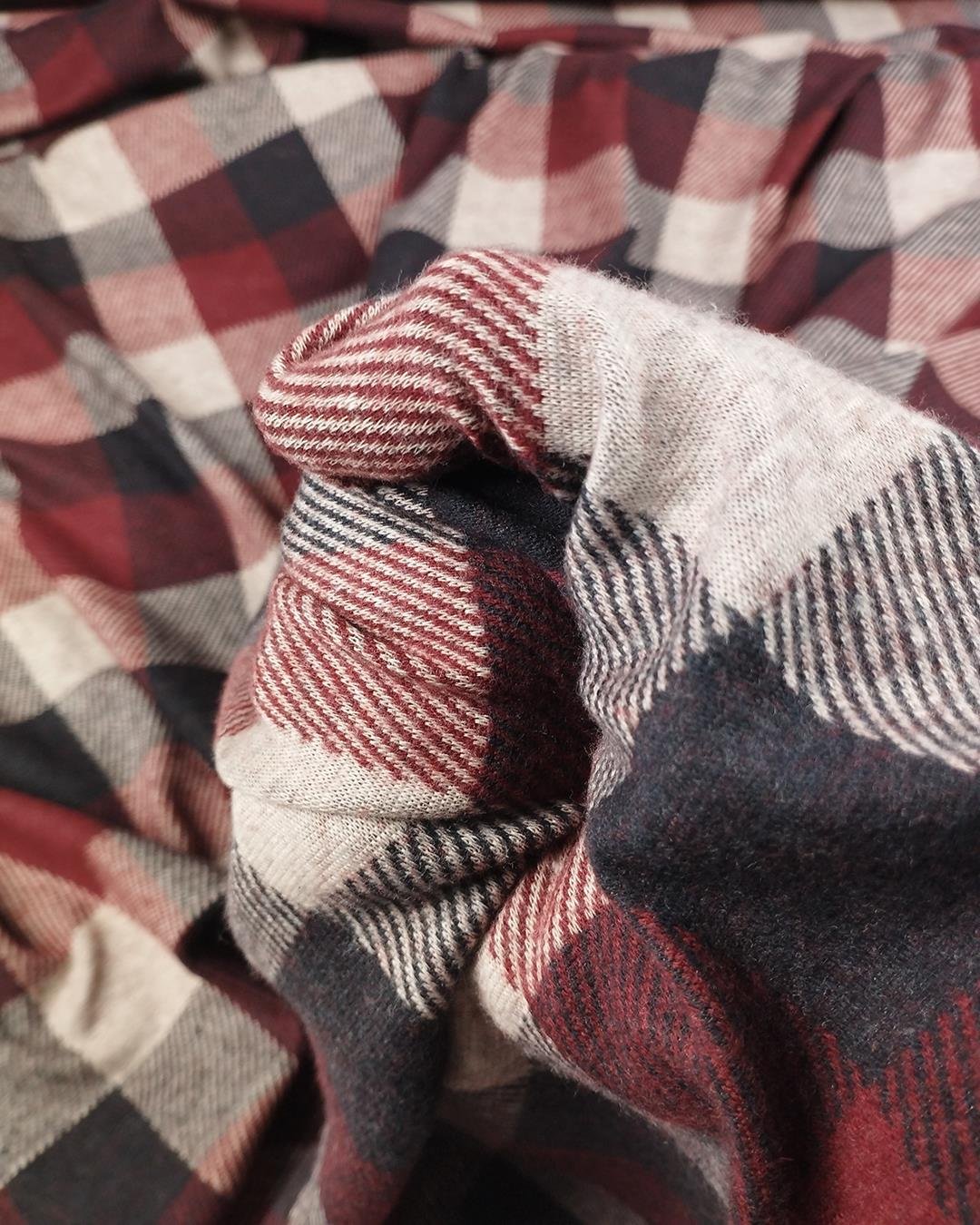 Bordo Siyah Bej Renklerde Örme Kumaş
 En: 140 cm