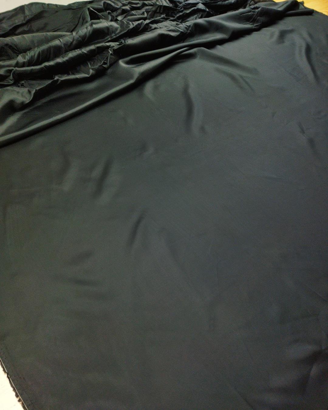 Siyah Renkte Sentetik Astar
 (En 140 cm x
 Boy 160 cm)