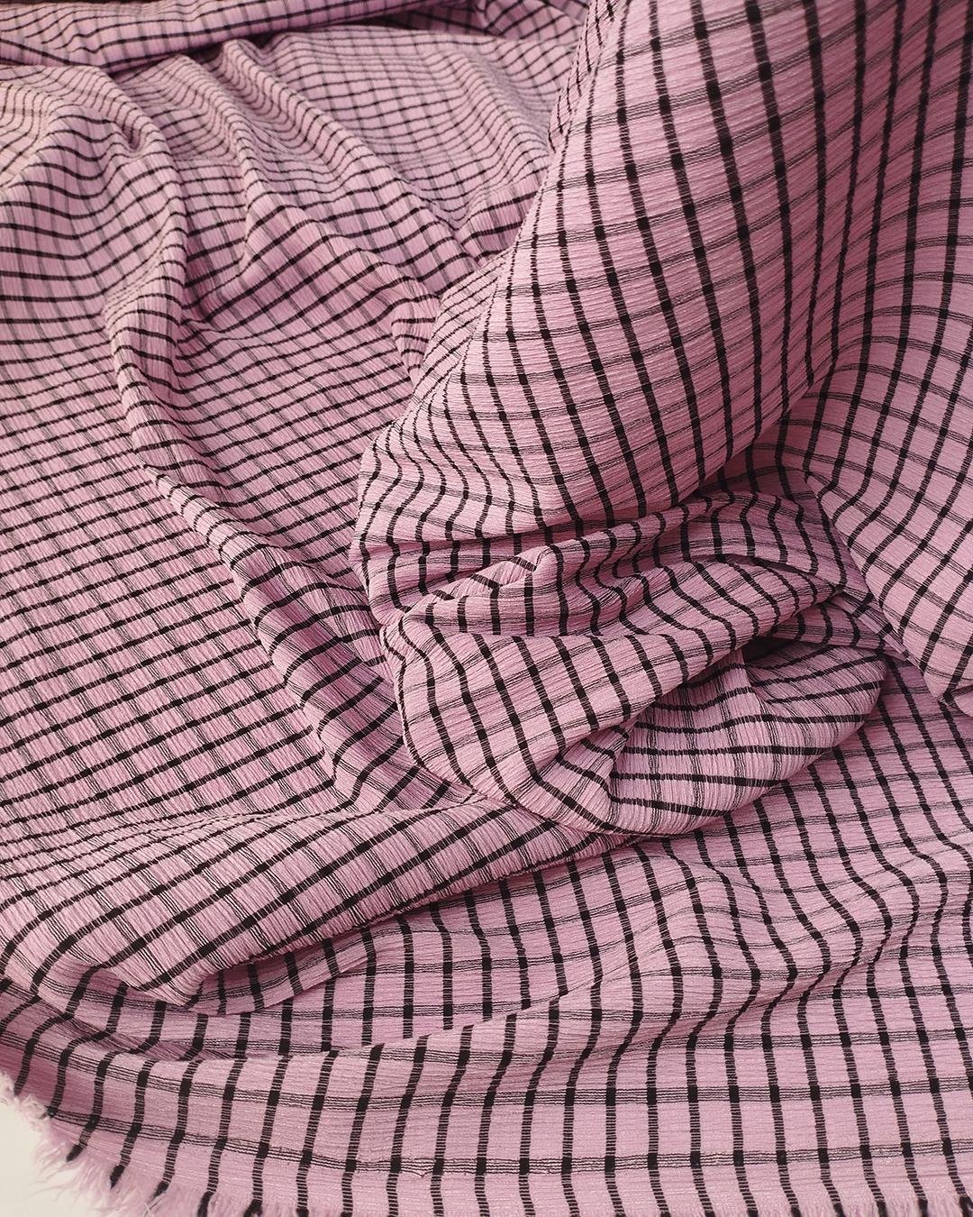 Pembe Siyah Renklerde Bürümcüklü Jarse
 En: 160 cm