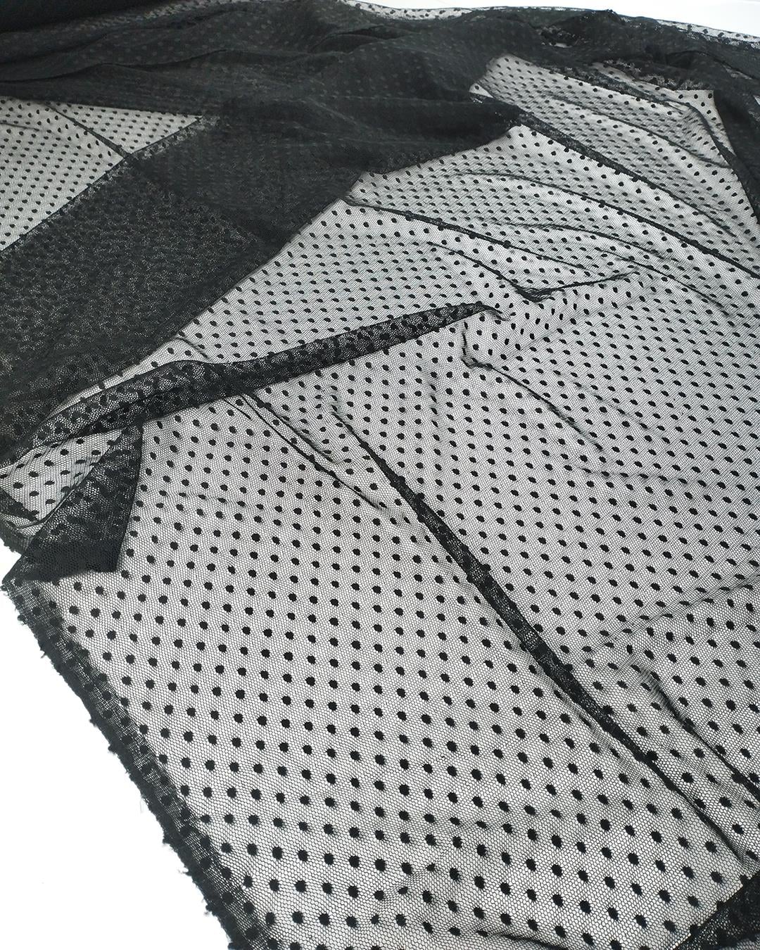 Siyah Renkte Puantiyeli Tül
 (En 140 cm x
 Boy 300 cm)
