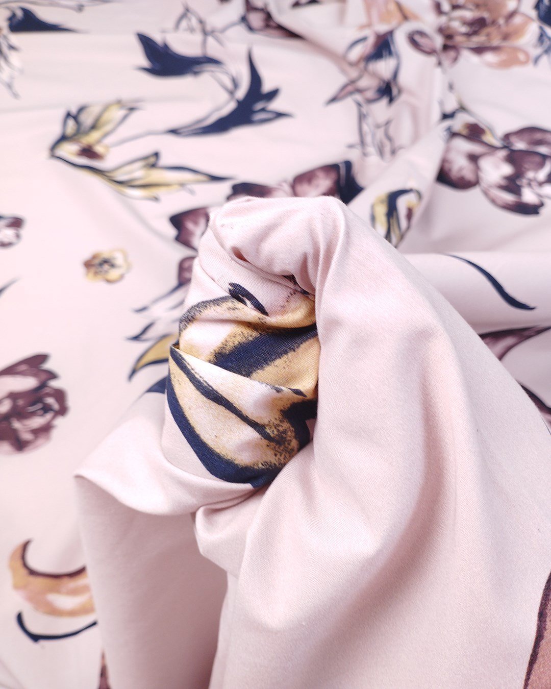 Pembe Üzeri Lacivert Bordo Üzeri Çiçek Desenli Poplin Poplin Dokuma Kumaş Gömleklik & Elbiselik En: 150cm