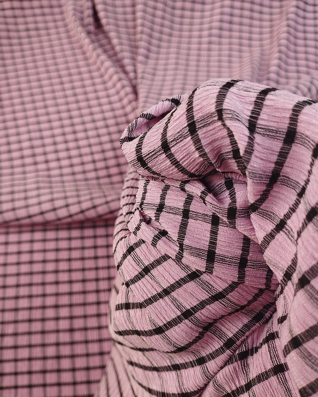 Pembe Siyah Renklerde Bürümcüklü Jarse
 En: 160 cm