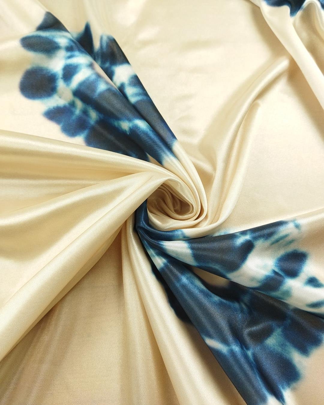 Jarse Krem Üzeri Petrol Mavisi Batik Desen (En 160 cm x Boy 275 cm)