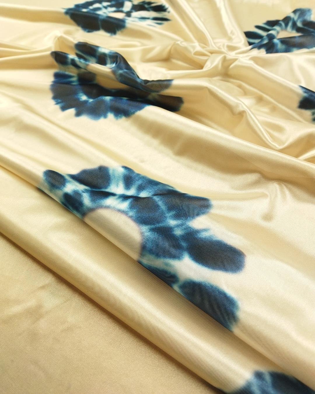 Jarse Krem Üzeri Petrol Mavisi Batik Desen (En 160 cm x Boy 275 cm)