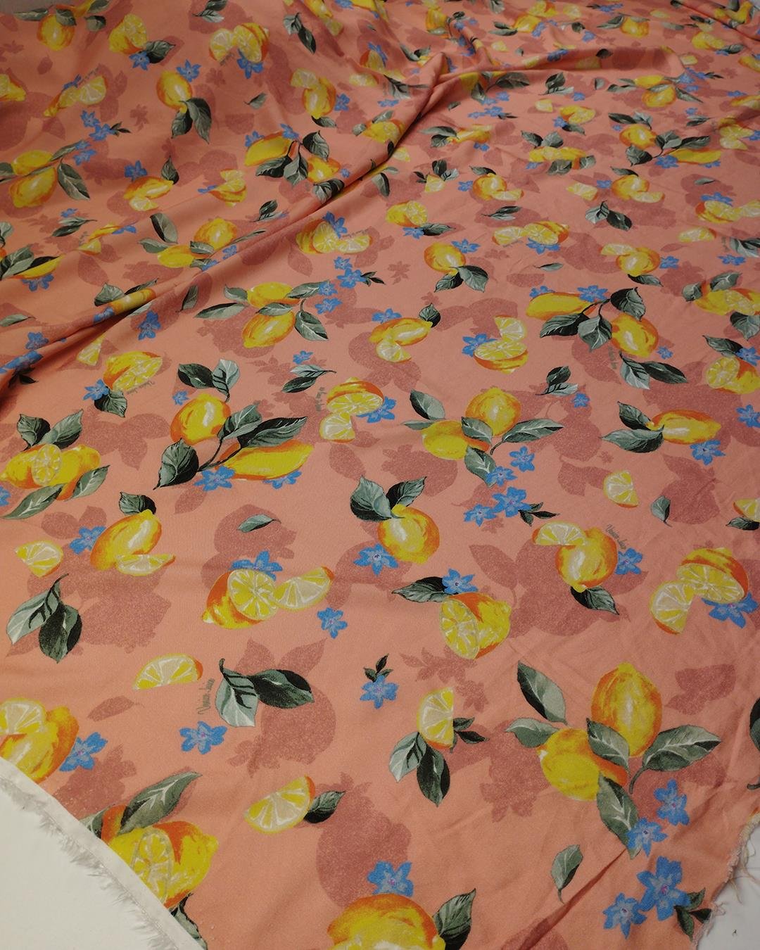 Kavuniçi Üzeri Limon Desenli İnce Pamuk Viskon (En  150 cm x Boy  200 cm)