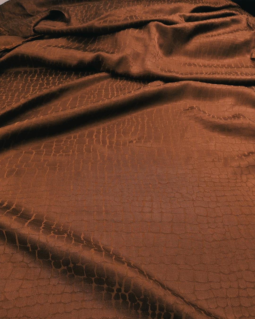 Kızıl Kahve Renkte Jakarlı Saten Viskon (En  140 cm x Boy  270 cm)