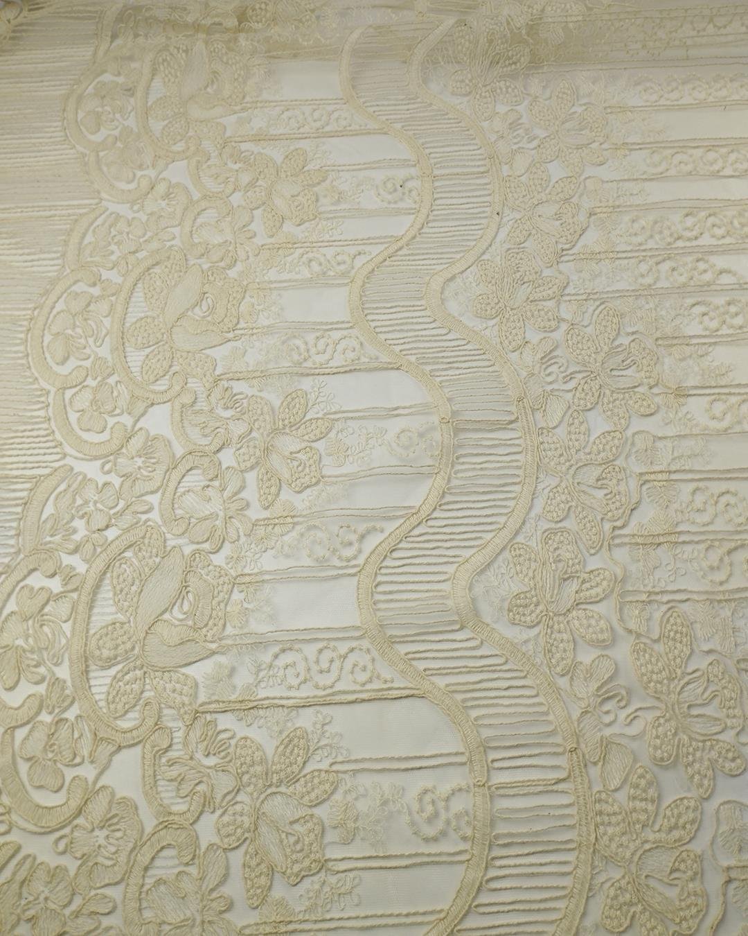 Krem Renkte Dantel (En  130 cm x Boy  180 cm)