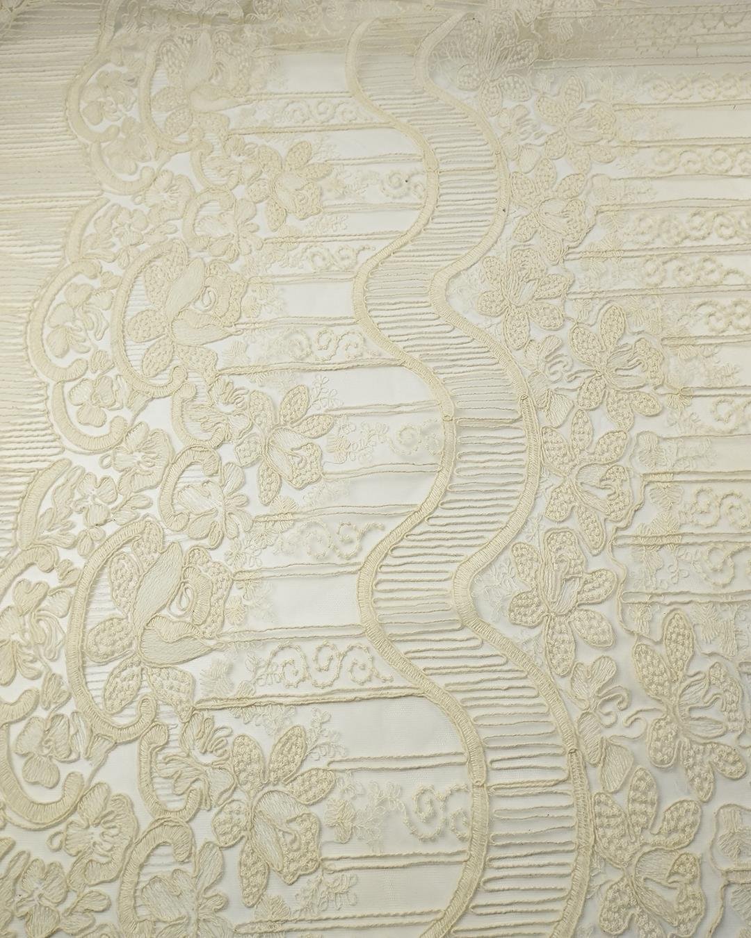 Krem Renkte Dantel (En  130 cm x Boy  180 cm)