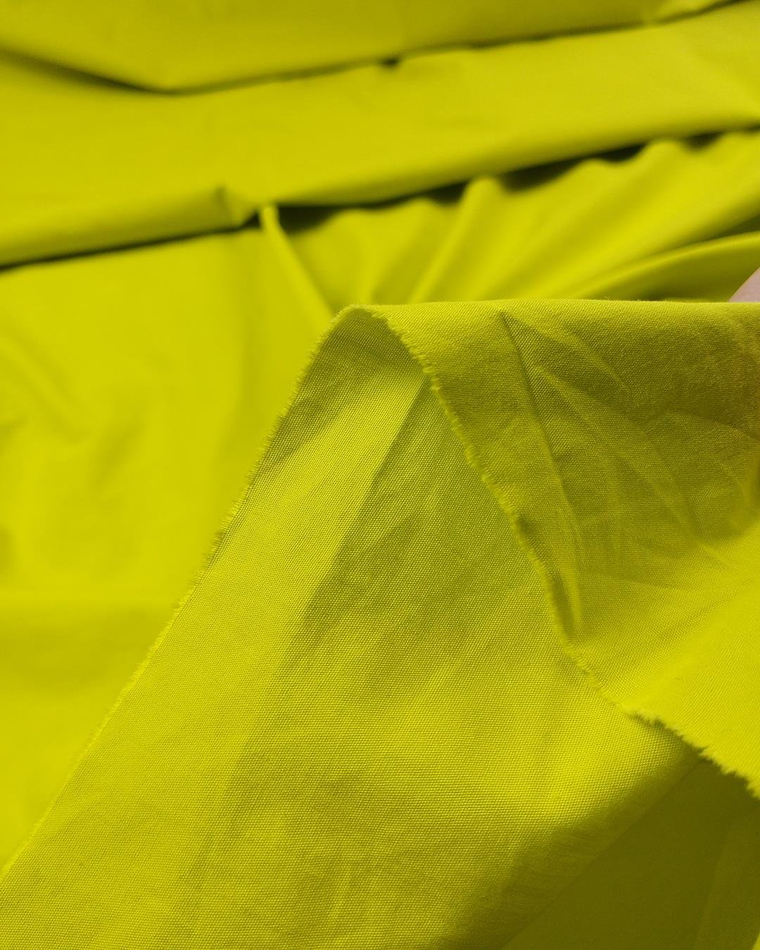 Neon Yeşil Renkte Poplin Benzeri Dokuma En: 150 