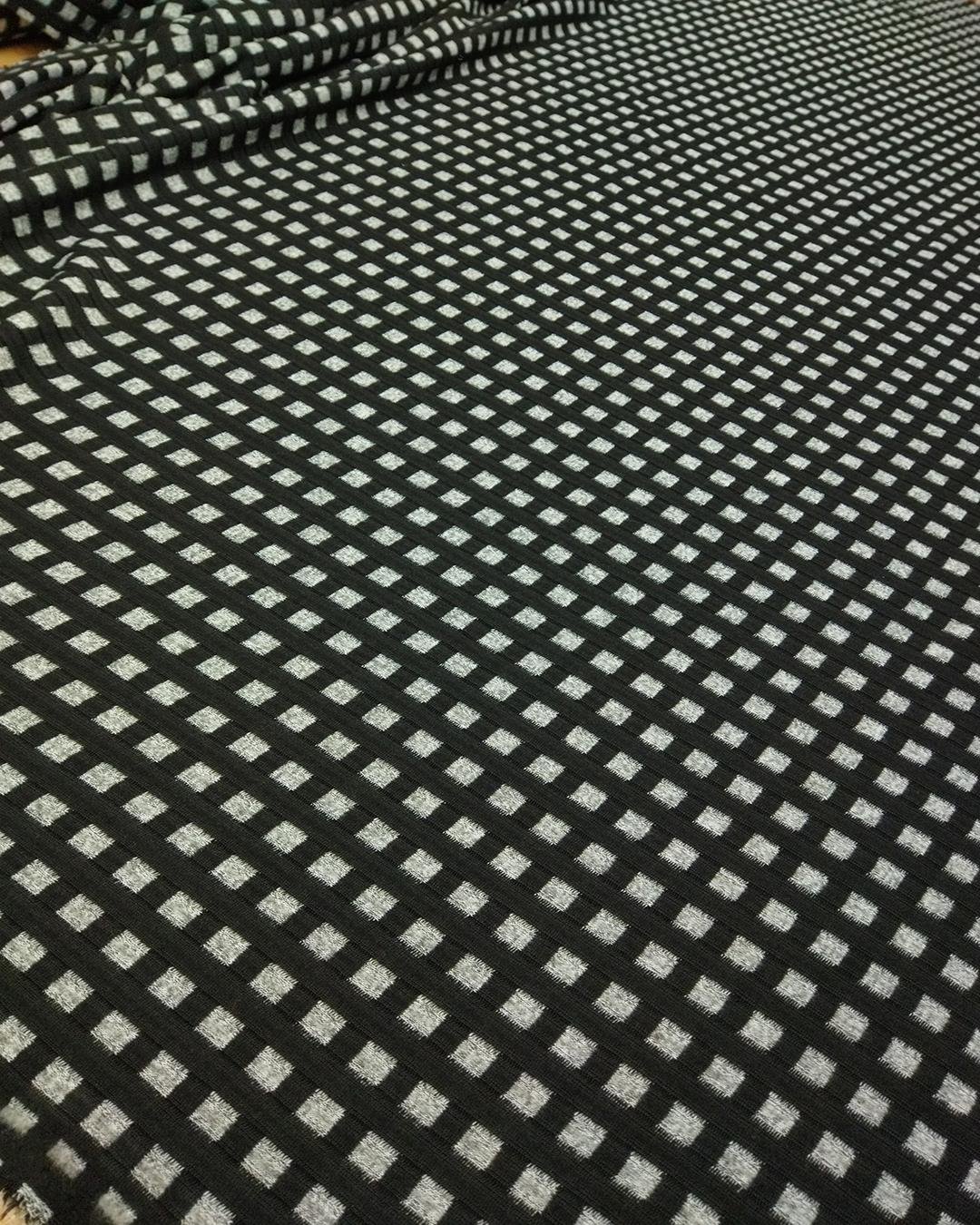 Örme Yumuşacık Kare Dokumalı Siyah Gri Renklerde (En 160 cm x Boy 160 cm)