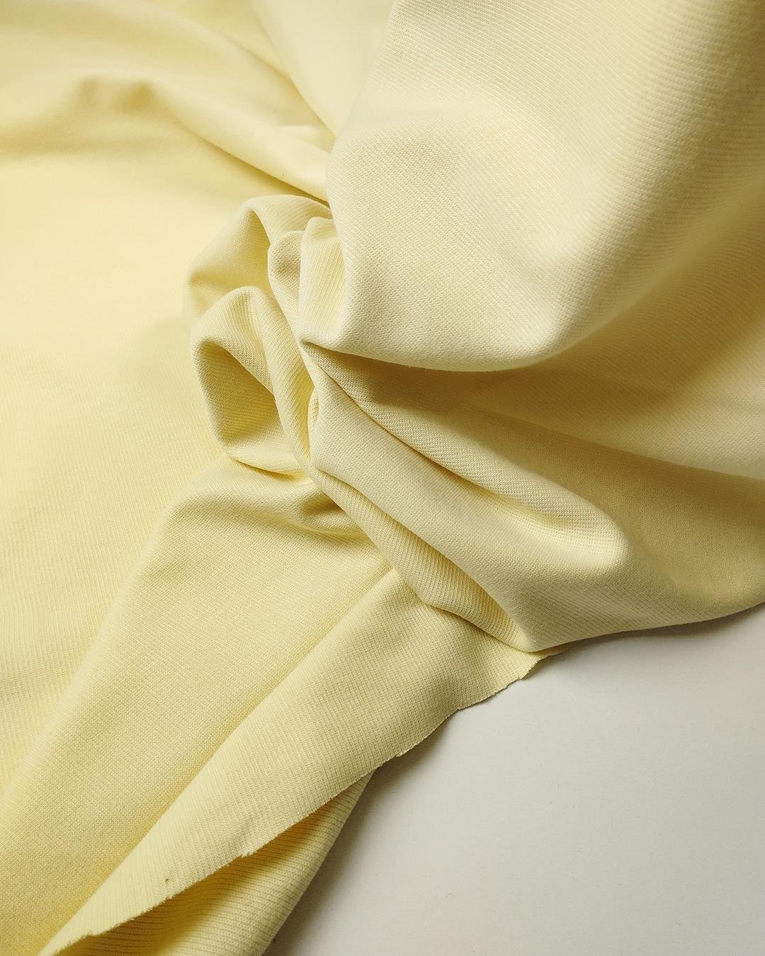 Pastel limon sarısı renkte dolgun tok interlok örmeEn: 150 cm