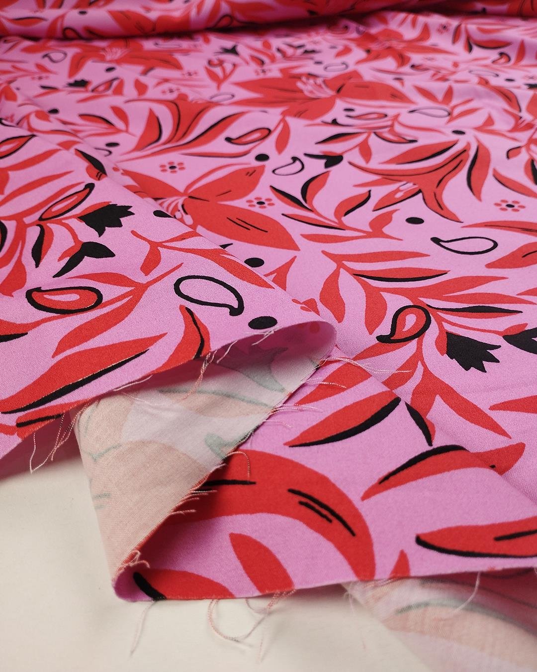 Pembe Kırmızı Siyah Çiçekli Esnek Pamuklu (En  140 cm x Boy  240 cm)