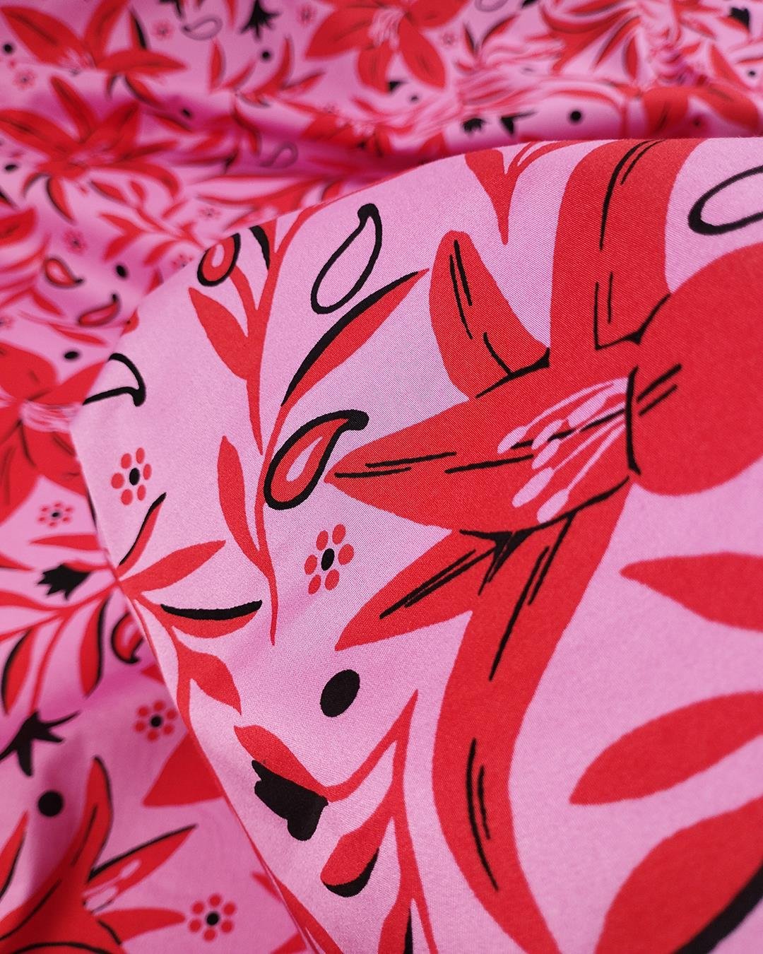 Pembe Kırmızı Siyah Çiçekli Esnek Pamuklu (En  140 cm x Boy  240 cm)