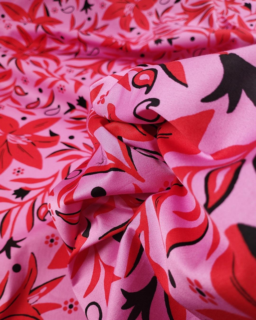 Pembe Kırmızı Siyah Çiçekli Esnek Pamuklu (En  140 cm x Boy  240 cm)