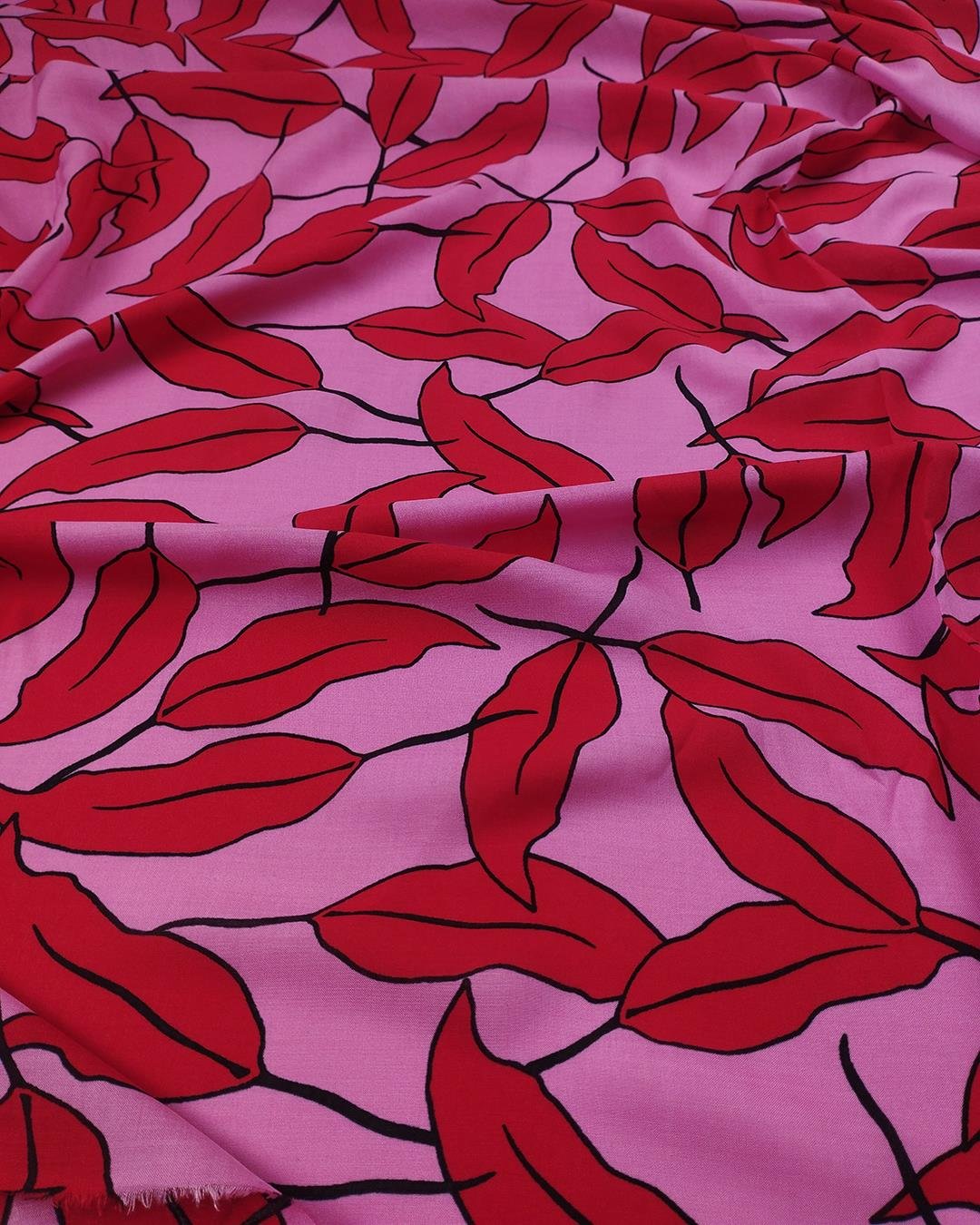 Pembe Üzeri Kırmızı Desenli Viskon Vual (En  140 cm x Boy  355 cm)