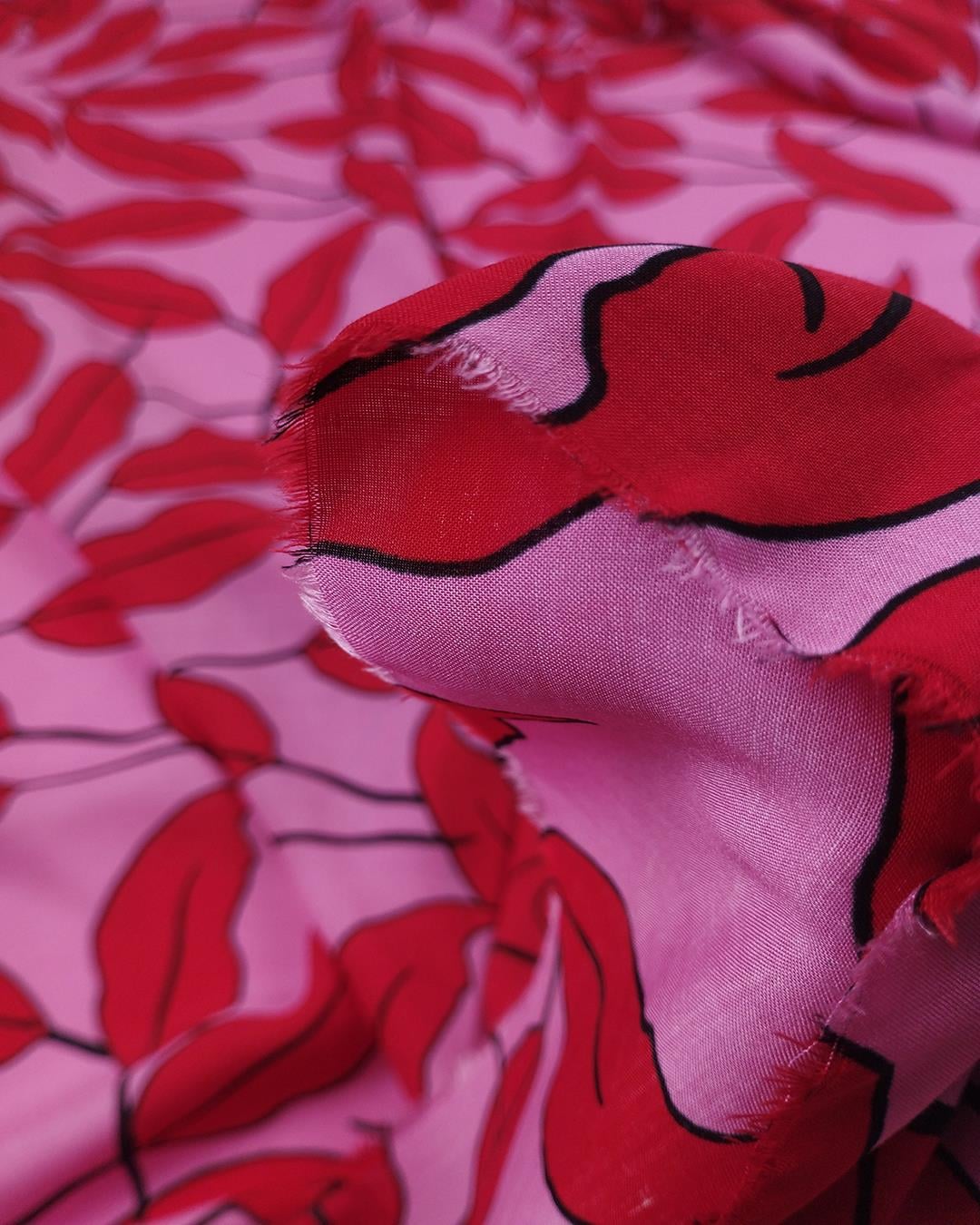 Pembe Üzeri Kırmızı Desenli Viskon Vual (En  140 cm x Boy  355 cm)