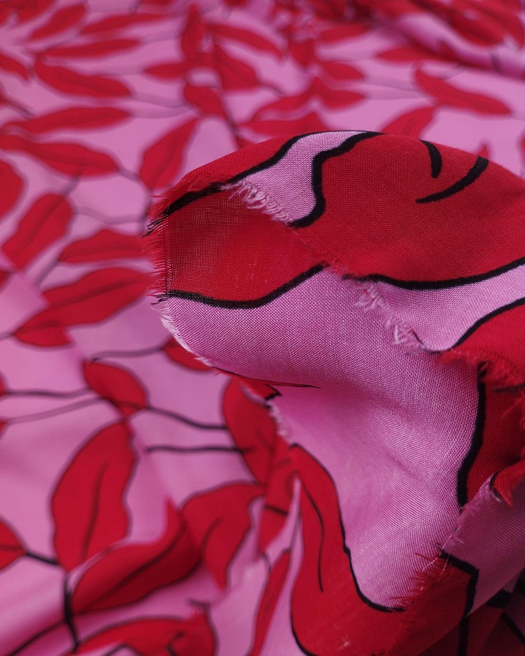 Pembe Üzeri Kırmızı Desenli Viskon Vual (En  140 cm x Boy  310 cm)