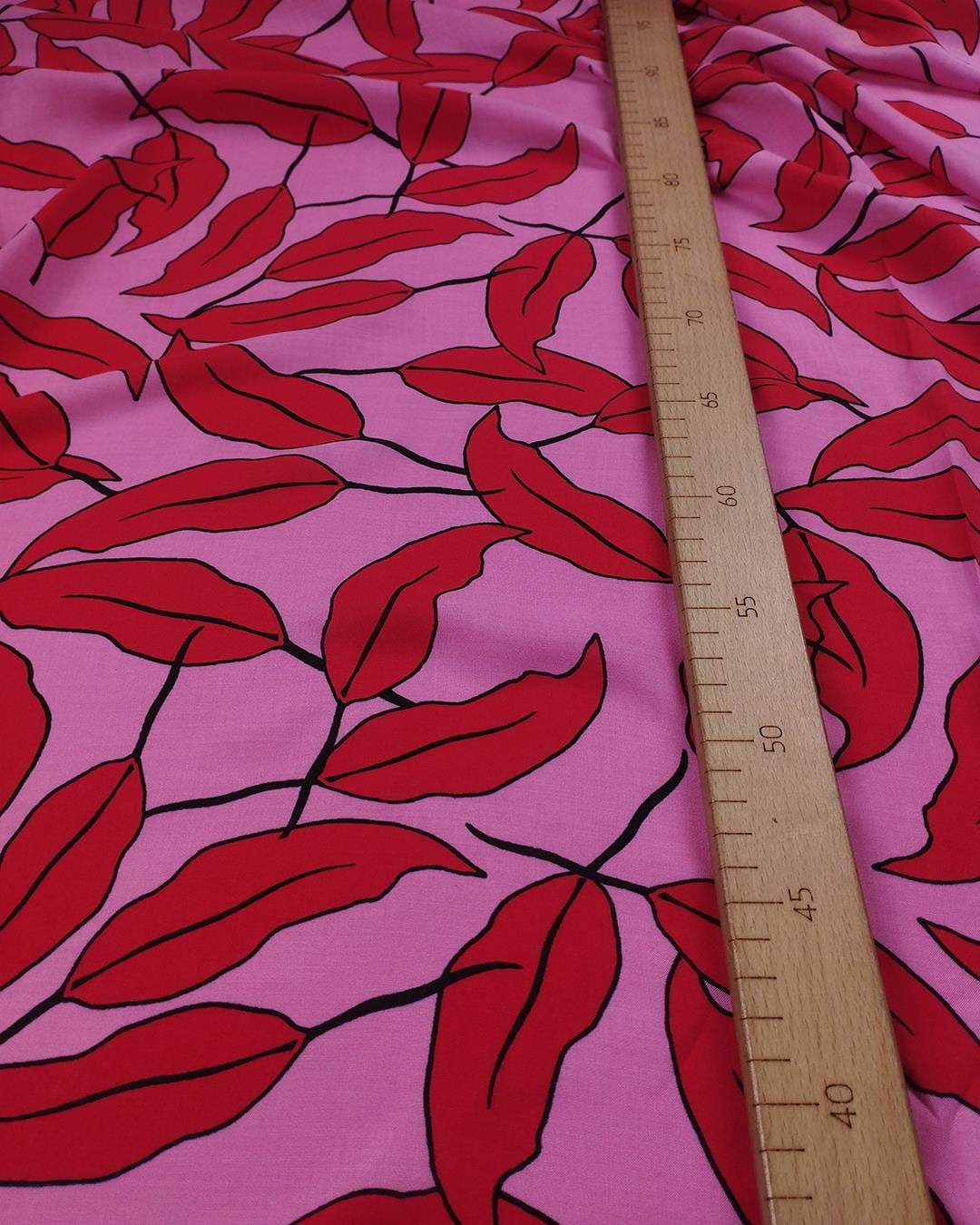 Pembe Üzeri Kırmızı Desenli Viskon Vual (En  140 cm x Boy  355 cm)