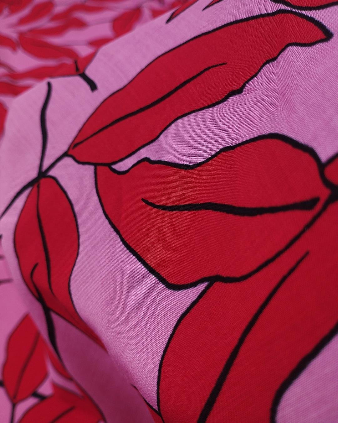 Pembe Üzeri Kırmızı Desenli Viskon Vual (En  140 cm x Boy  355 cm)