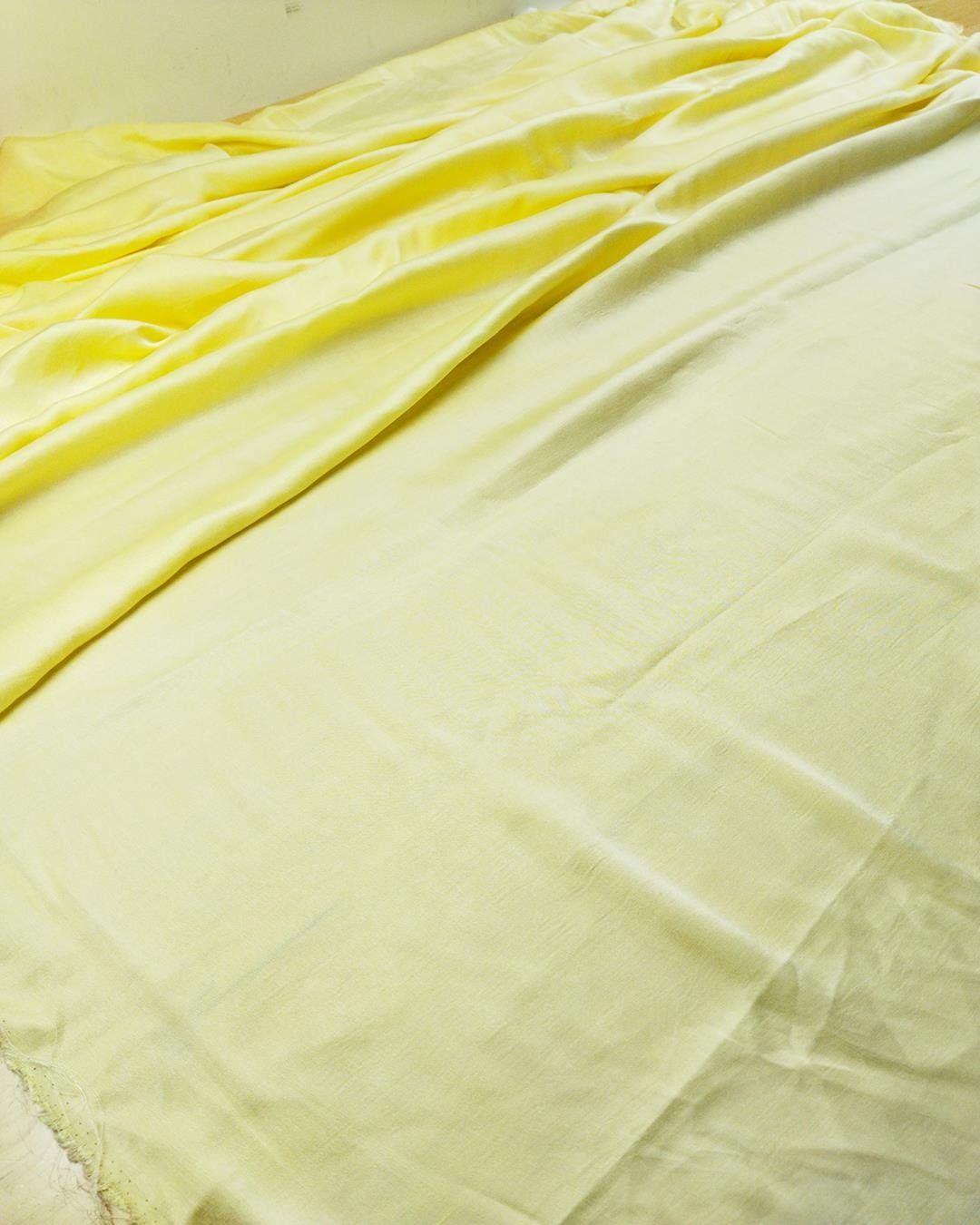 Saten Viskon Limon Sarısı Renkte (En 130 cm x Boy 230 cm)