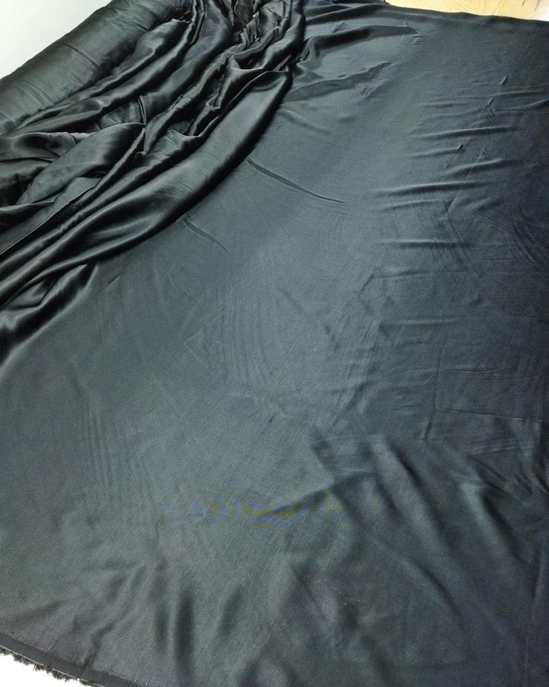 Siyah Renkte Saten Viskon (En  135 cm x Boy  270 cm)