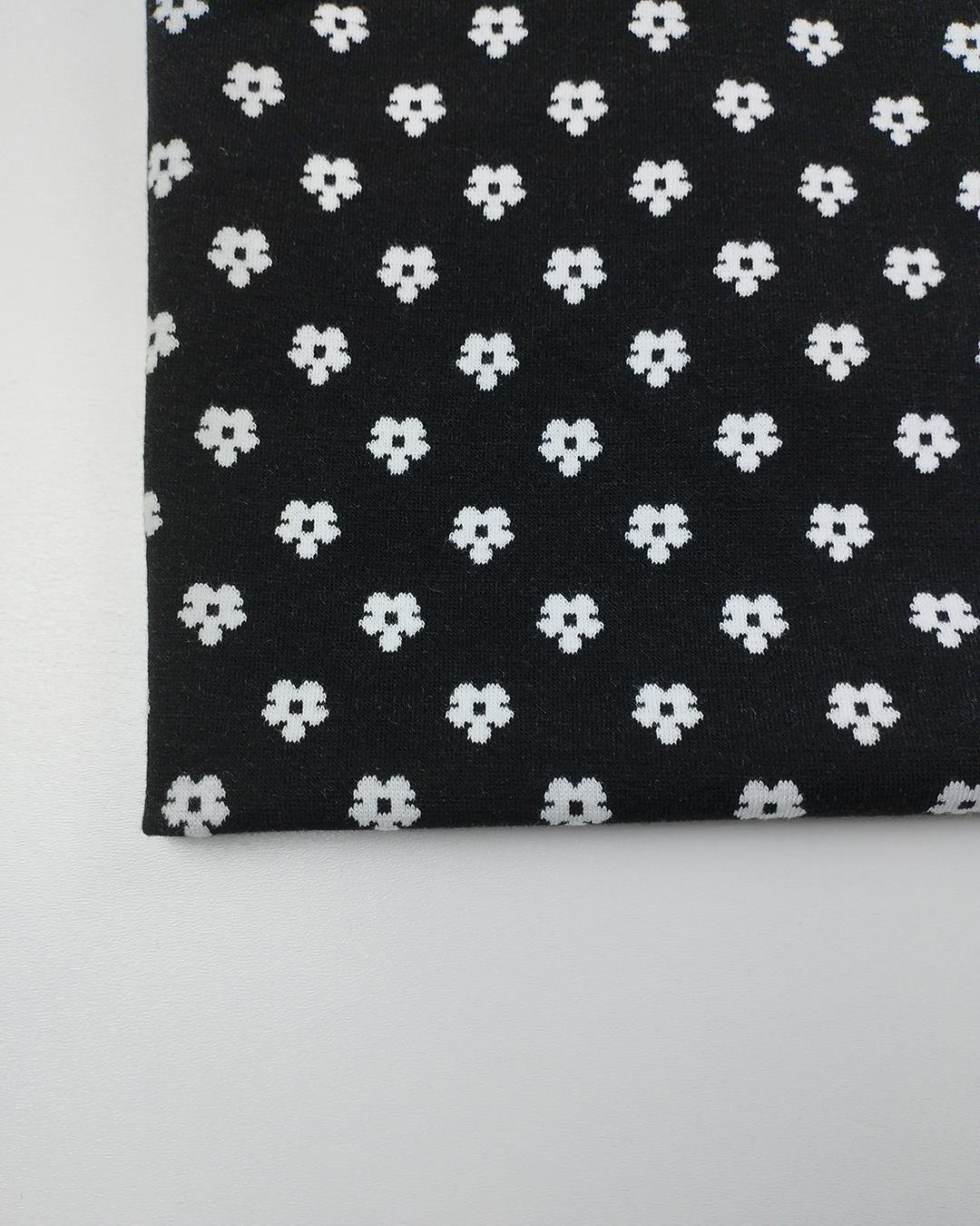 Siyah Üzeri Beyaz Çiçekli Triko (En  120 cm x Boy 90 cm)
