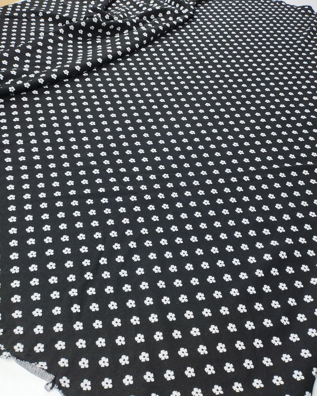 Siyah Üzeri Beyaz Çiçekli Triko (En  120 cm x Boy 90 cm)