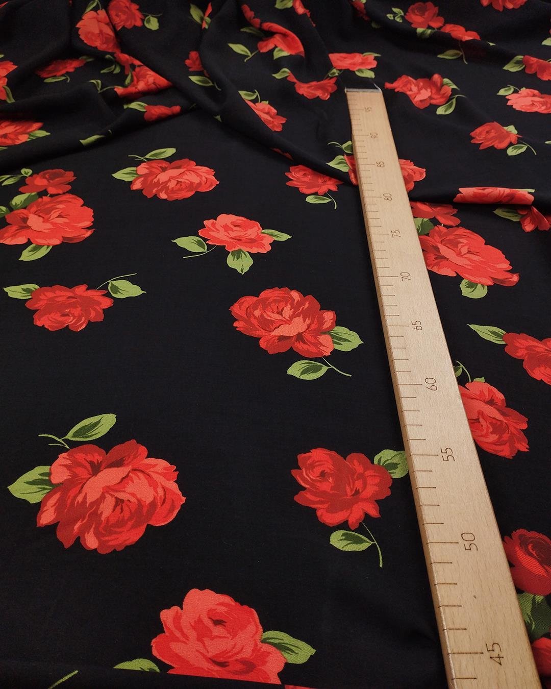 Siyah Üzeri Gül Desenli Viskon vual (En  140 cm x Boy  260 cm)