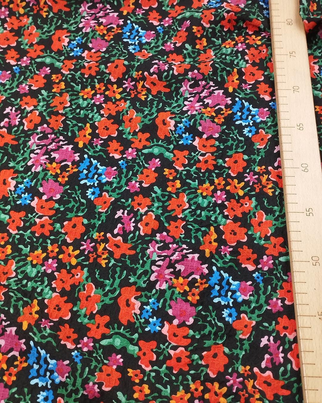 Siyah Üzeri Mavi Kırmızı Çiçek Desenli Gofreli Dokuma (En  150 cm x Boy  330 cm)