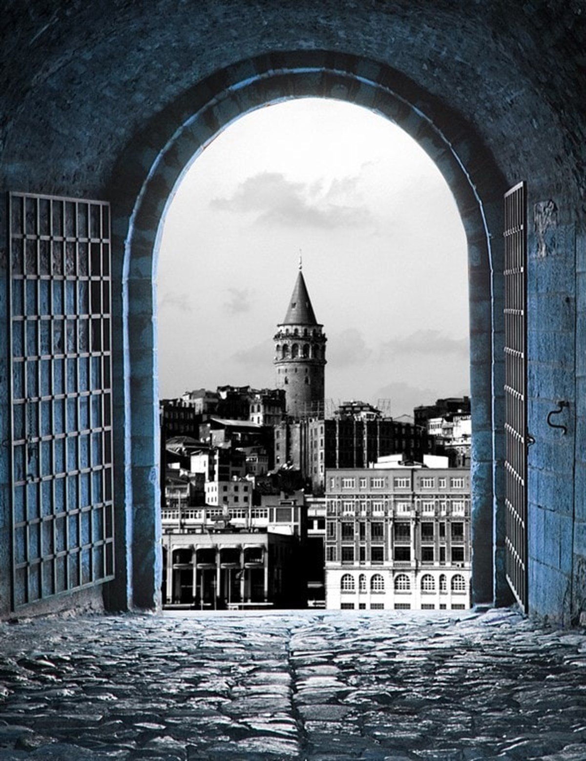 Kapının Ardındaki Galata Kulesi - Kanvas Tablo