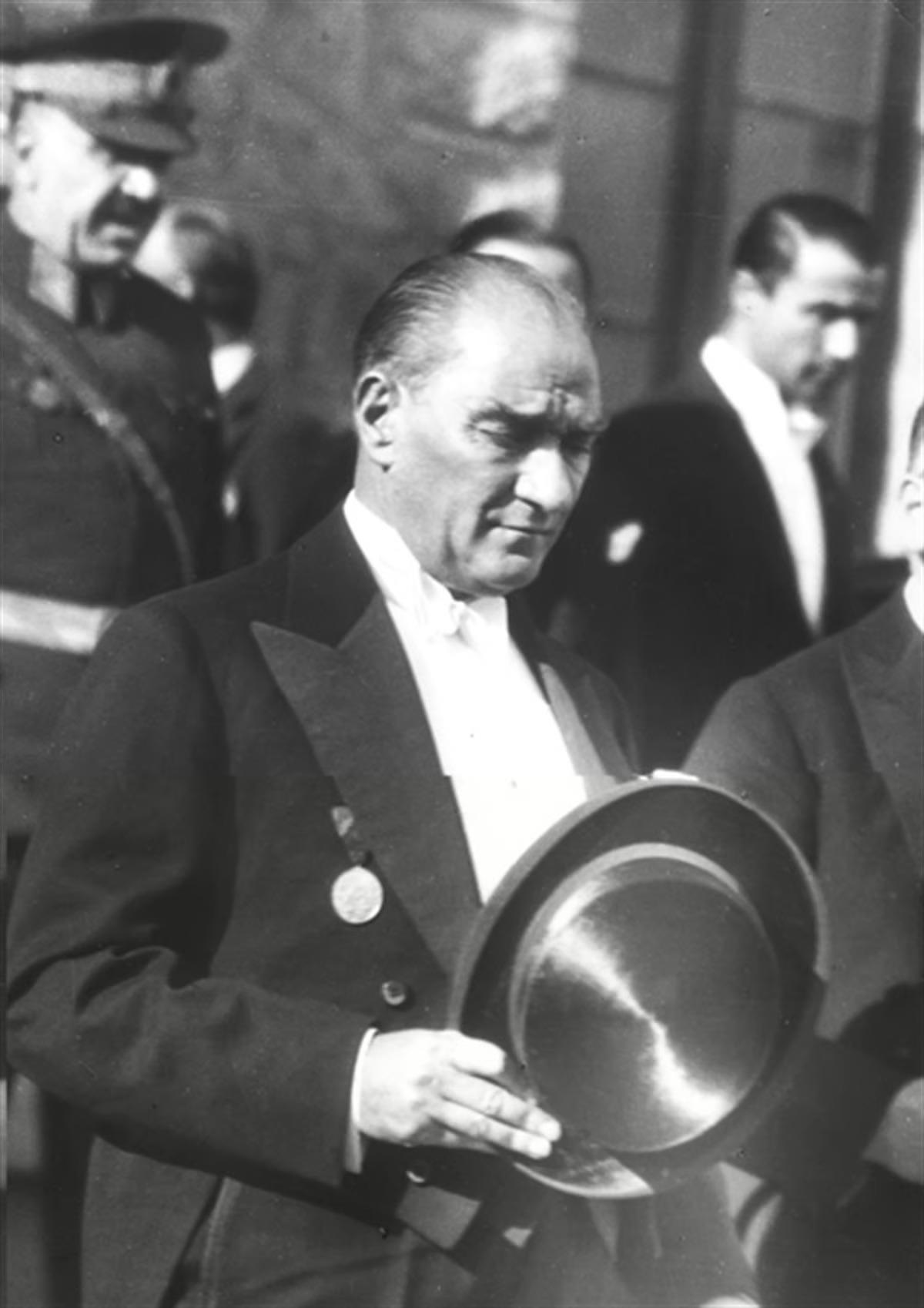 Mustafa Kemal Atatürk - Kanvas Tablo ATGE-102-FAtatürk TablolarıTablolife.com