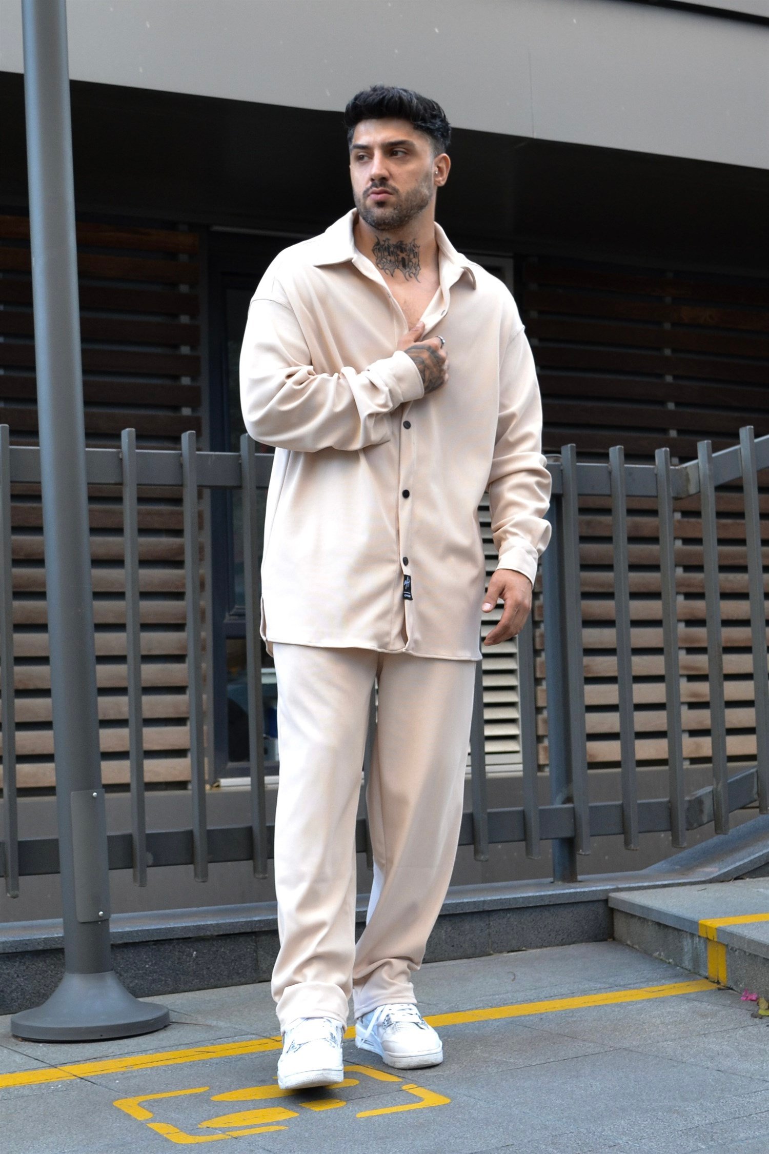 Oversize beige shirt-pants suit