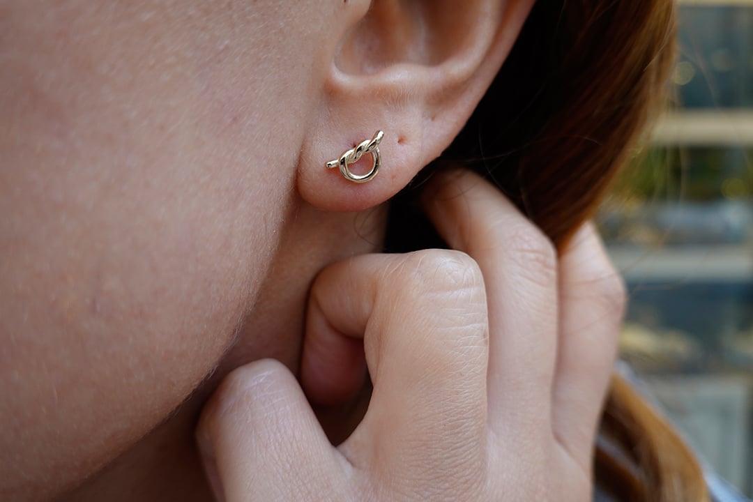 Düğüm Vidalı Küpe