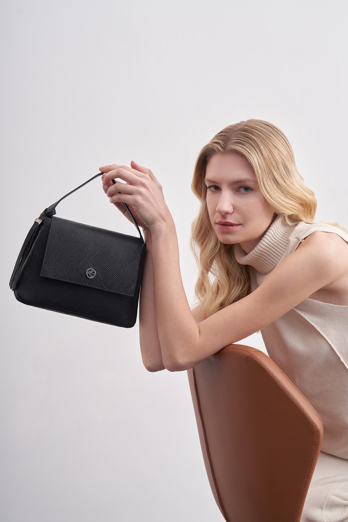 Siyah Yılan Derisi Kadın Omuz Çantası