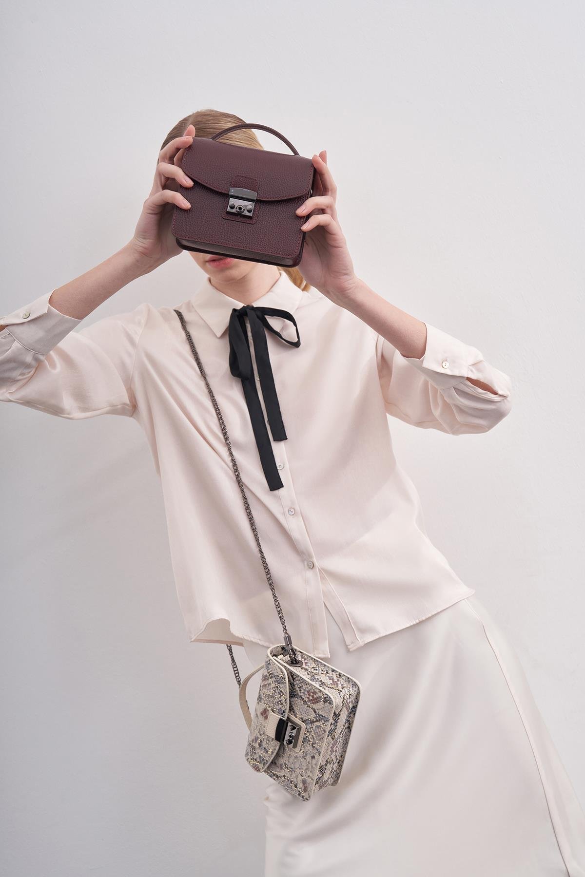 Kadın Metal Tokalı Zincirili Omuz Çantası