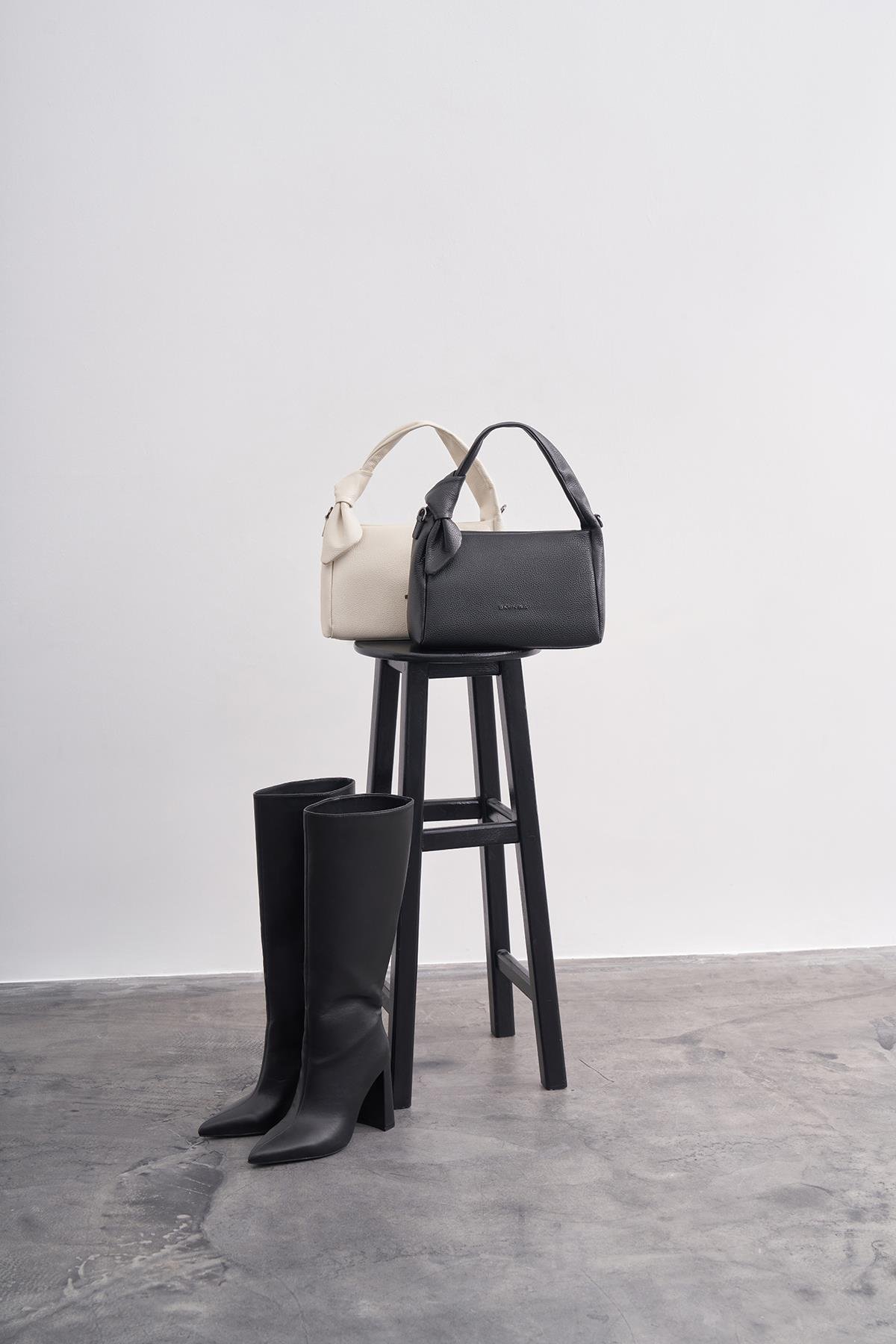 Siyah Hakiki Deri Bağlama Detaylı Kadın Kol Çantası