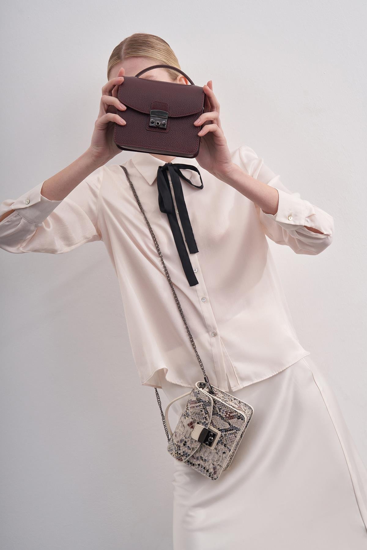 Kadın Bej Yılan Derisi Metal Tokalı Zincirili Omuz Çantası