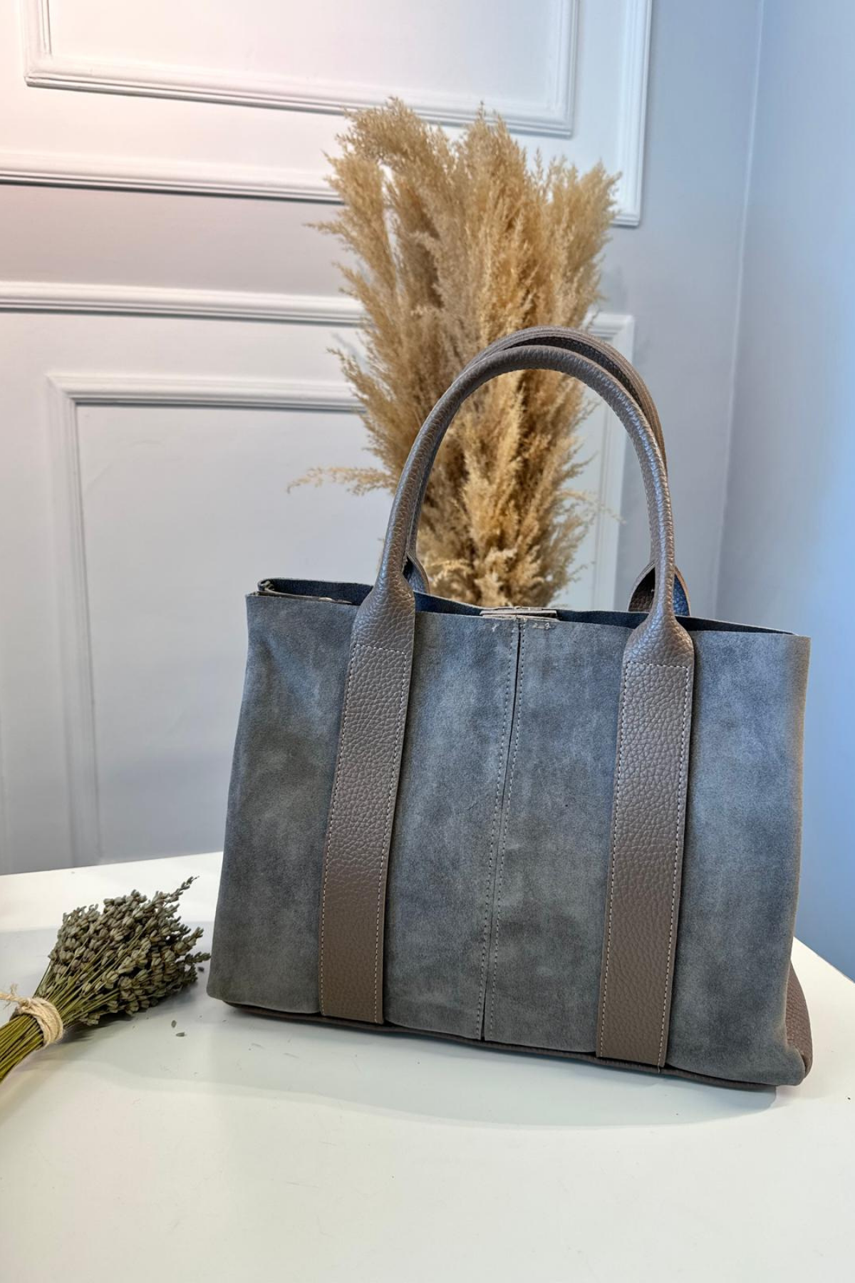 Deri Şerit Detaylı Gerçek Süet Omuz Çantası Vizon