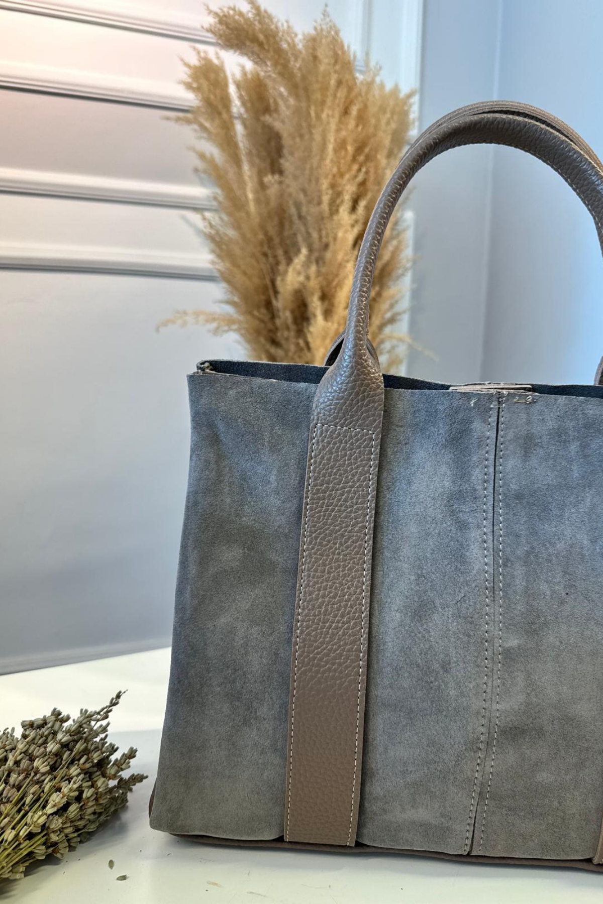 Deri Şerit Detaylı Gerçek Süet Omuz Çantası Vizon