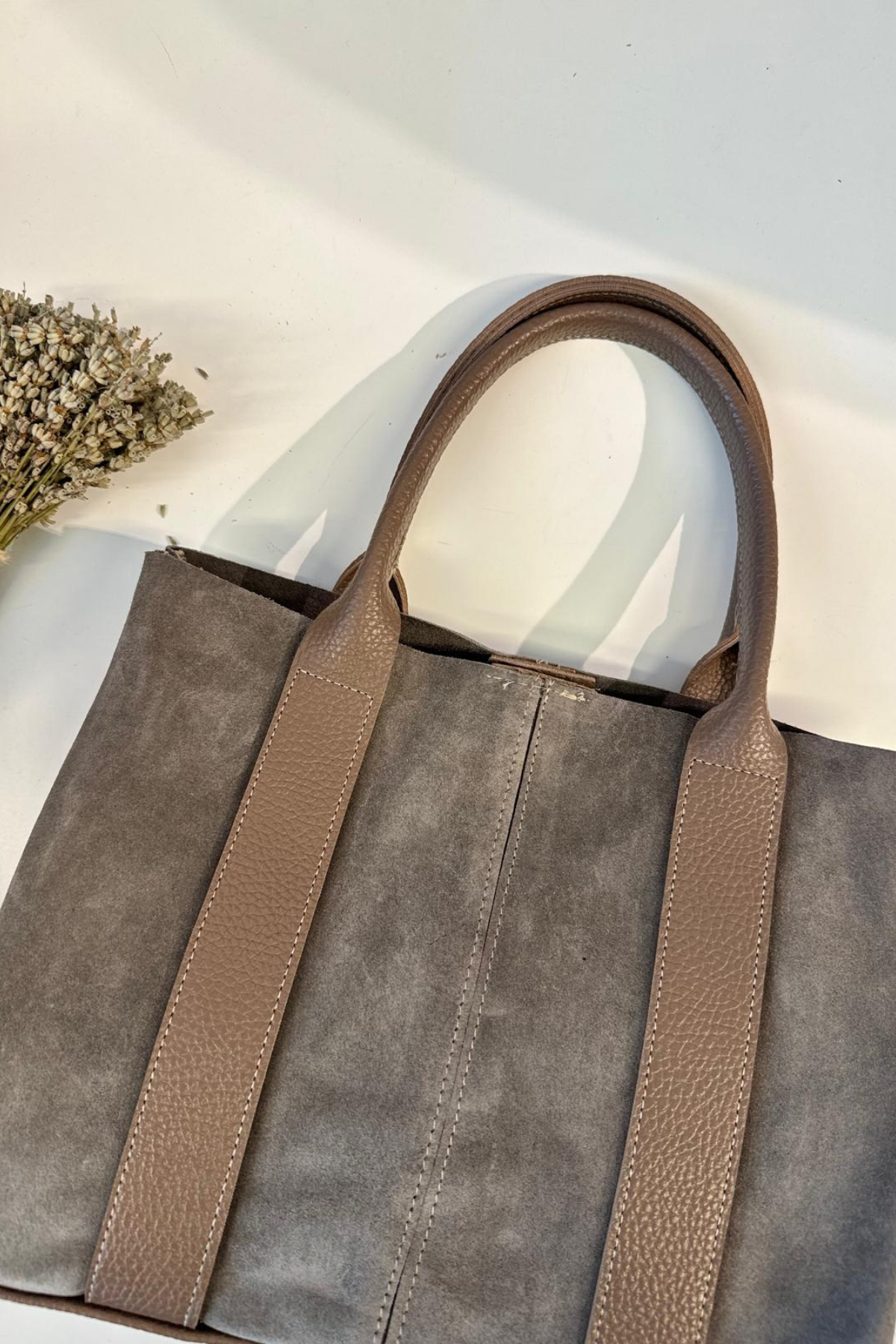 Deri Şerit Detaylı Gerçek Süet Omuz Çantası Vizon