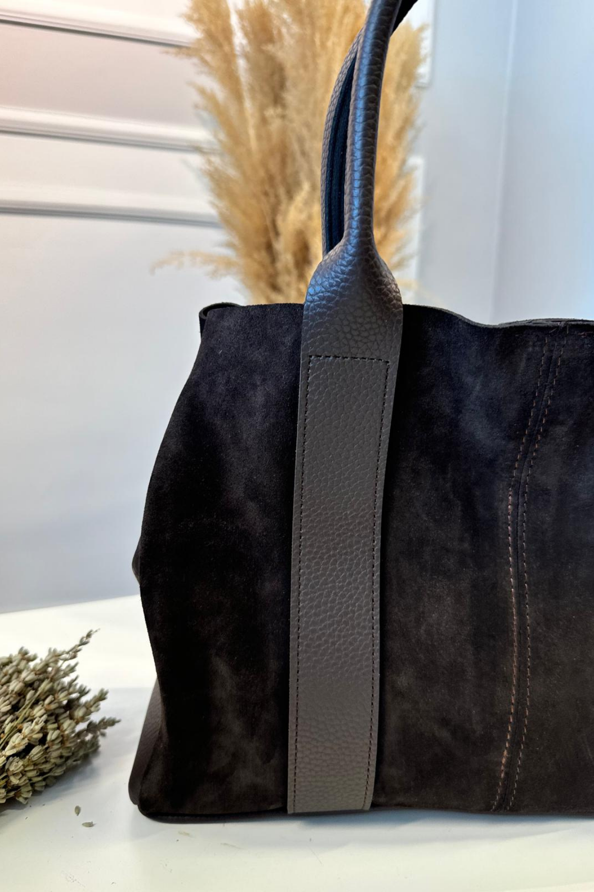 Deri Şerit Detaylı Gerçek Süet Omuz Çantası Siyah