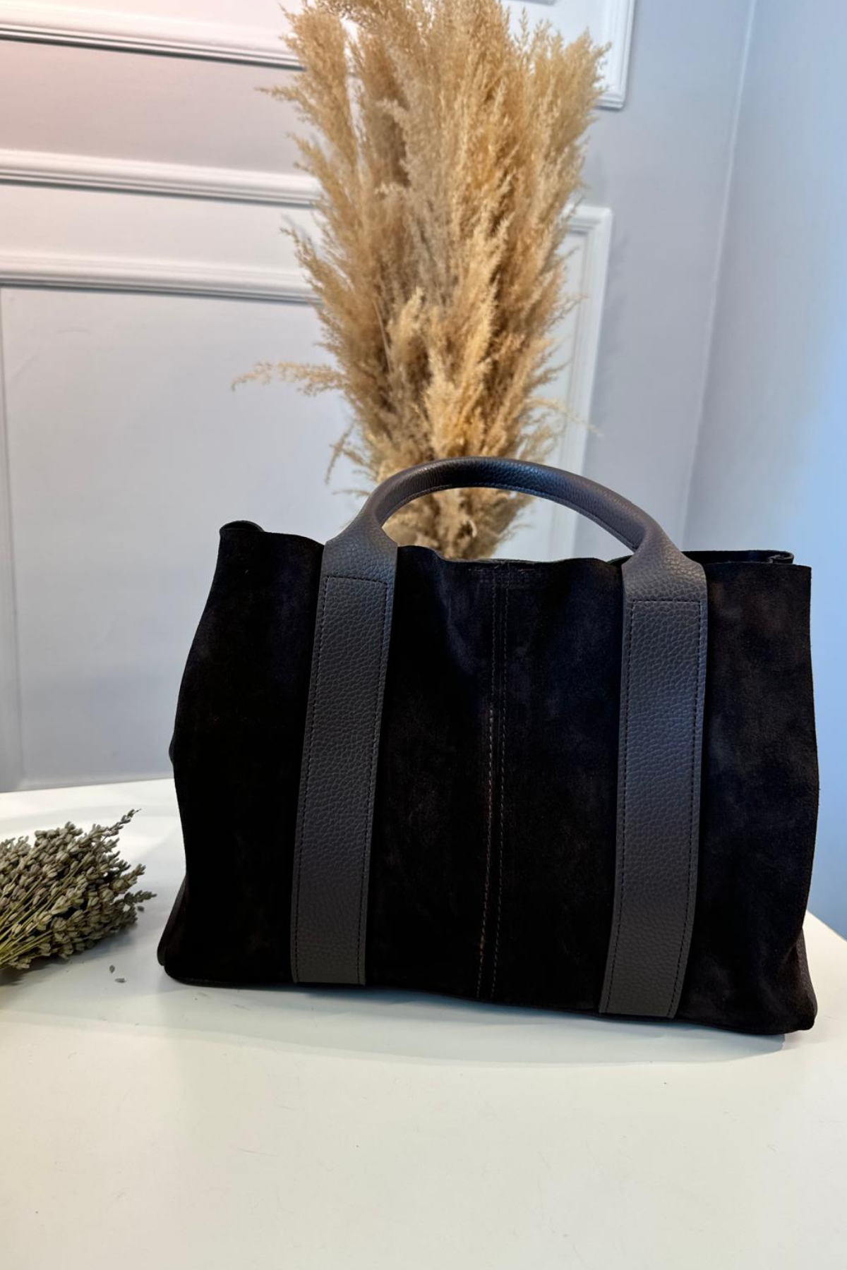 Deri Şerit Detaylı Gerçek Süet Omuz Çantası Siyah