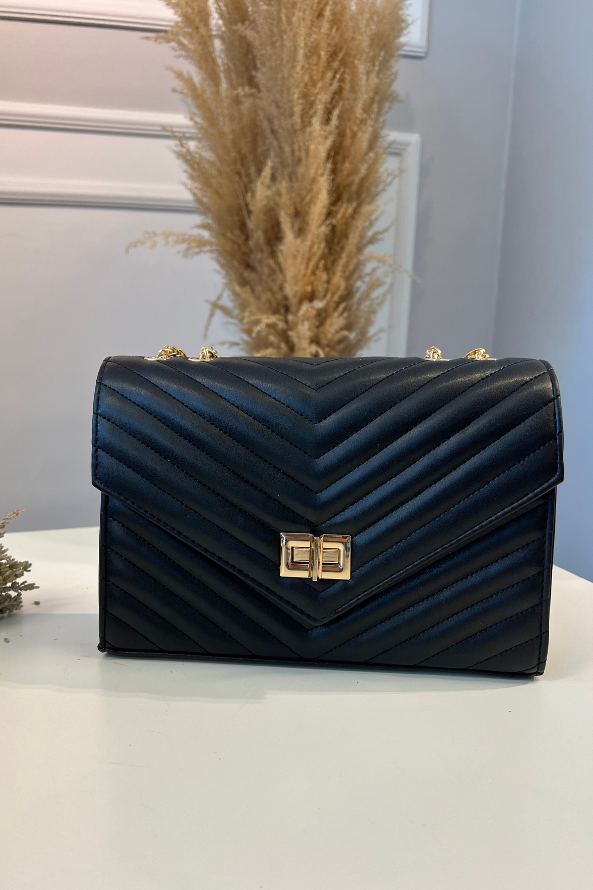 Gerçek Deri Toka Detaylı Kapitone Zincirli Omuz Çantası Siyah