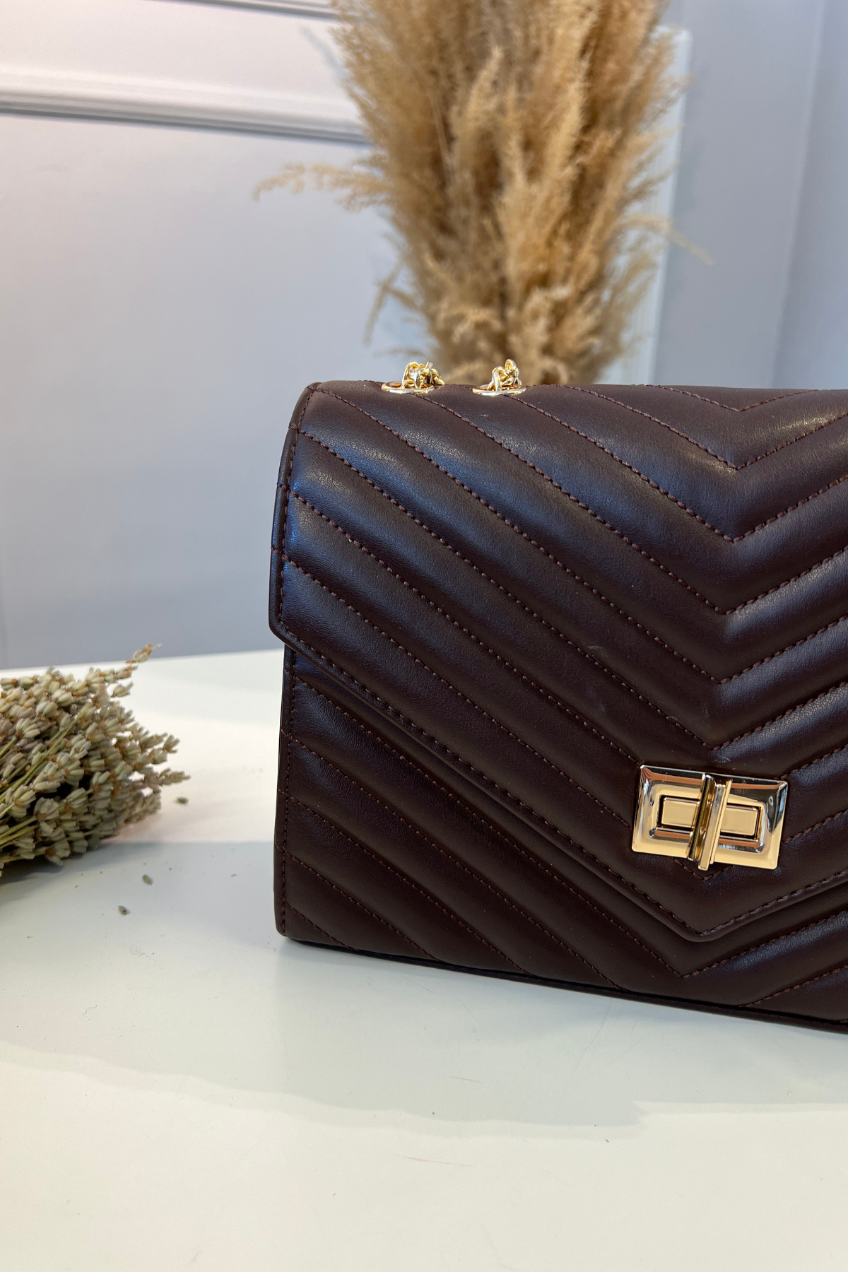 Gerçek Deri Toka Detaylı Kapitone Zincirli Omuz Çantası Bordo