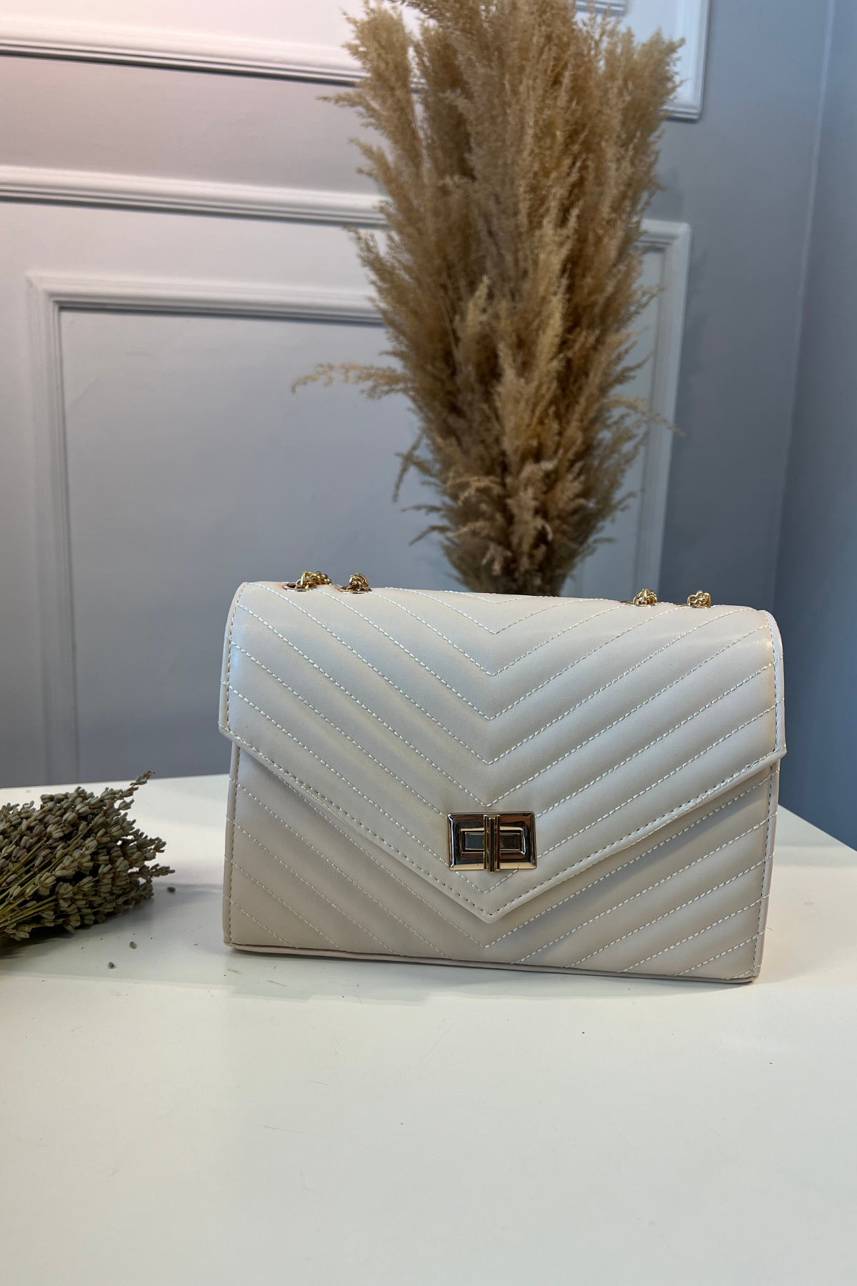 Gerçek Deri Toka Detaylı Kapitone Zincirli Omuz Çantası Bej