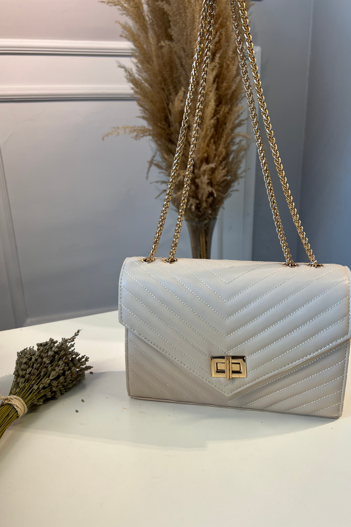 Gerçek Deri Toka Detaylı Kapitone Zincirli Omuz Çantası Bej